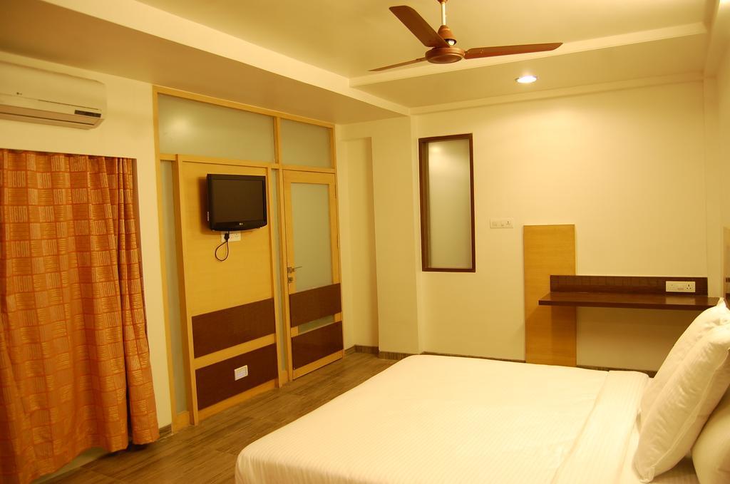 שירדי Hotel Bhagyalaxmi מראה חיצוני תמונה